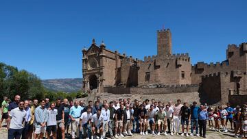 La plantilla de Osasuna posa junto al Castillo de Javier.