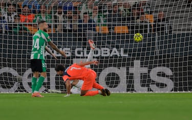 El jugador del Barcelona, Ferran Torres, marca el 1-2 al Betis. 