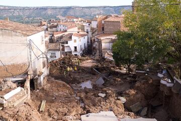 Los trabajadores de emergencia limpian los escombros después de que las fuertes lluvias azotaran la región el 30 de octubre de 2024 en Letur, provincia de Albacete, España.