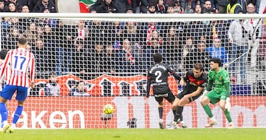 El balón sale rebotado tras golpear en el rostro de David López destino a la portería defendida por Leo Román.