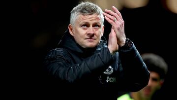 10 April 2019, England, Manchester: Manchester United&#039;s manager Ole Gunnar Solskjaer applauds the fans after the final whistle of the UEFA Champions League quarter-final first leg soccer match between Manchester United and Barcelona at Old Trafford s