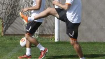 Bernat, al fondo, entrenándose con Víctor Ruiz.