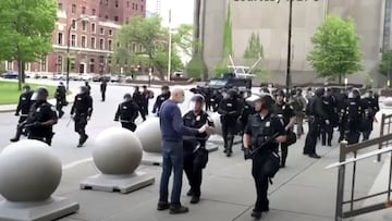 Buffalo police officers suspended over pushing elderly man