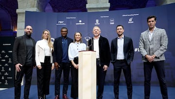 Ander Mirabell, Jennifer Pareja, Marc Desailly, Jessica Hill, Boris Becker, Óscar de Marcos y Raúl Chapado, posan con el trofeo.