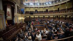 Asistentes toman fotografías del hemiciclo durante la Jornada de Puertas Abiertas en el Congreso de los Diputados, a 1 de diciembre de 2023, en Madrid (España). Las jornadas de Puertas Abiertas en el Congreso de los Diputados se organizan desde 1997 en el marco de los actos de conmemoración del Día de la Constitución, el 6 de diciembre con el fin de permitir a los ciudadanos realizar un recorrido por las estancias más representativas. Este año se celebra la 26º edición de las Jornadas, en la que los asistentes podrán conocer el Palacio de la Carrera de San Jerónimo durante hoy y mañana, 2 de diciembre, en horario ininterrumpido de 09:30 a 19:00 horas.
01 DICIEMBRE 2023;CONGRESO;PUERTAS ABIERTAS
Eduardo Parra / Europa Press
01/12/2023