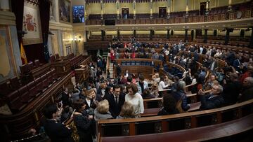 Asistentes toman fotografías del hemiciclo durante la Jornada de Puertas Abiertas en el Congreso de los Diputados, a 1 de diciembre de 2023, en Madrid (España). Las jornadas de Puertas Abiertas en el Congreso de los Diputados se organizan desde 1997 en el marco de los actos de conmemoración del Día de la Constitución, el 6 de diciembre con el fin de permitir a los ciudadanos realizar un recorrido por las estancias más representativas. Este año se celebra la 26º edición de las Jornadas, en la que los asistentes podrán conocer el Palacio de la Carrera de San Jerónimo durante hoy y mañana, 2 de diciembre, en horario ininterrumpido de 09:30 a 19:00 horas.
01 DICIEMBRE 2023;CONGRESO;PUERTAS ABIERTAS
Eduardo Parra / Europa Press
01/12/2023