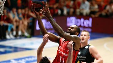 GRAF8627. FUENLABRADA (MADRID), 26/05/2019.- El jugador del Montakit Fuenlabrada Christian Eyenga (c), intenta entrar a canasta ante el intento defensivo del jugador del Iberostar Tenerife Ferran Bassas (i), en el partido correspondiente a la trigésimo cuarta y última jornada de Liga Endesa, disputada en el Pabellón Fernando Martín, en Fuenlabrada, Madrid. EFE/Javier López