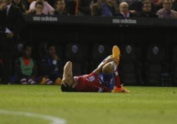 Insúa, fue retirado en camilla tras caer lesionado.