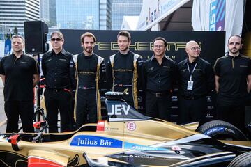Presentación del equipo Techeeta, con los pilotos Jean-Eric Vergne (tercero izquierda) y Andre Lotterer (centro).