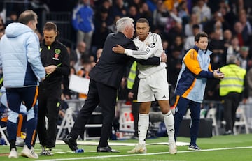 Kylian Mbappé celebra con Carlo Ancelotti el 1-0 al Sevilla. 