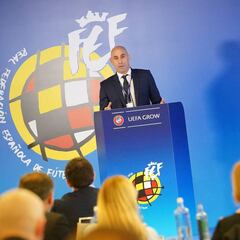 Rubiales: "La UEFA nos ayuda a tener una Federación moderna"