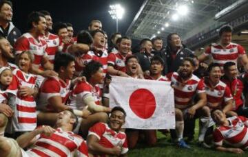 El equipo japonés posa al finalizar el partido ante Estados Unidos.