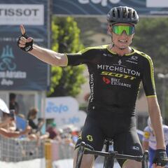 Hamilton triunfa en Cascia y Woods retiene el liderato