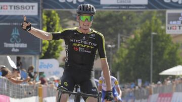 Hamilton triunfa en Cascia y Woods retiene el liderato