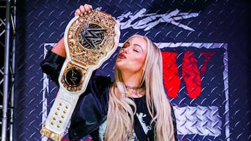Liv Morgan posa con el cinturón de campeona del mundo de la WWE. Foto: Instagram (@yaonlylivvonce)