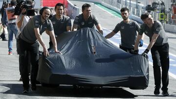 El coche de Alonso volviendo al box