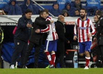 Mono Burgos y Simeone felicitanan Torres en su cambio.