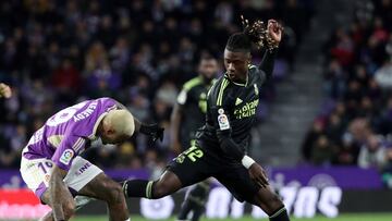 Soccer Football - LaLiga - Real Valladolid v Real Madrid - Estadio Jose Zorrilla, Valladolid, Spain - December 30, 2022 Real Madrid's Eduardo Camavinga in action with Real Valladolid's Kenedy REUTERS/Violeta Santos Moura