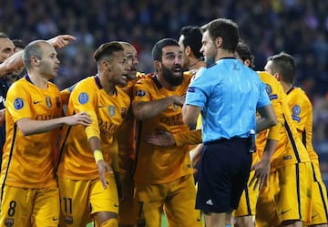 FC Barcelona players argue with Italian referee Nicola Rizzoli at the Calderon
