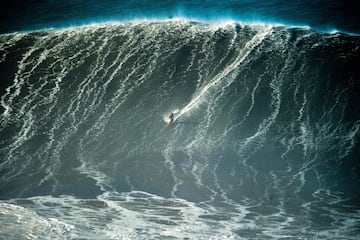 Nazaré, Portugal, uno de los grandes templos del surf. El surfista portugués Joao Guedes.