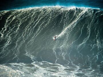 Nazaré, Portugal, uno de los grandes templos del surf. El surfista portugués Joao Guedes.