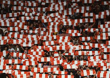 Afición del Atlético de Madrid animando al conjunto colchonero antes del inicio del encuentro.