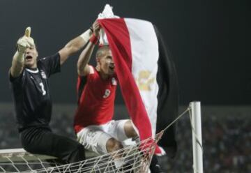 El portero egipcio Essam Al Hadari y su compañero Mohamed Zidan.