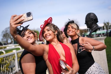 El Aintree Grand National es la carrera ecuestre de obstáculos más importante del Reino Unido. Hoy se celebra el Ladies Day, donde los sombreros y el glamour se convierten en los protagonistas.