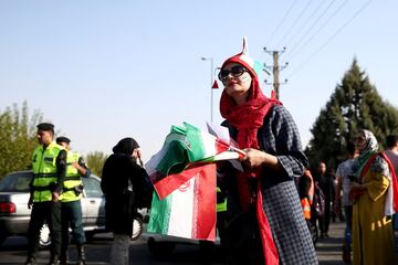 Seguidoras iraníes con banderas en los alrededores del Estadio Azazi en Teherán para ver desde dentro del estadio el partido entre Irán y Camboya de fase de clasificación para el Mundial de 2022.