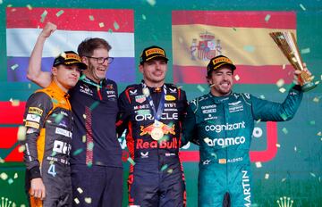 Lando Norris de McLaren, Max Verstappen y Fernando Alonso en el podio durante la entrega de trofeos del Gran Premio de Brasil.