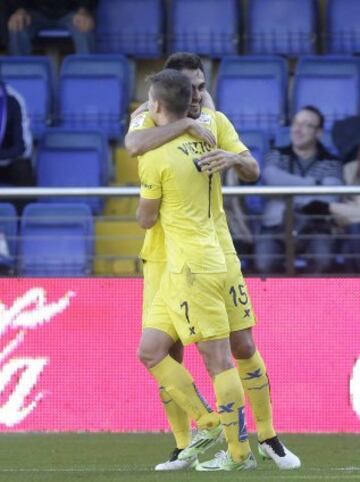 El delantero argentino del Villarreal Luciano Vietto celebra con su compañero, Víctor Ruiz el gol marcado ante el Deportivo, el segundo del equipo, durante el partido de la decimosexta jornada de la Liga BBVA