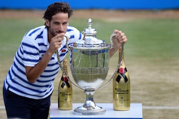 Feliciano López con el Trofeo de campeón. 