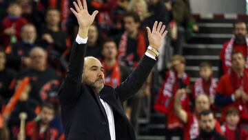 GRANADA, 15/01/2023.- El entrenador del Real Madrid, Chus Mateo, durante el partido que enfrentó al Covirán Granada y el Real Madrid en el Palacio de deportes granadino en la jornada 16 de la liga ACB, este domingo. EFE/Pepe Torres