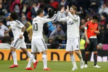 El defensa del Real Madrid Sergio Ramos celebra con su compañero, el colombiano James Rodríguez, el gol marcado ante la Real Sociedad, el segundo del equipo, durante el partido de la vigésimo primera jornada de Liga de Primera División.