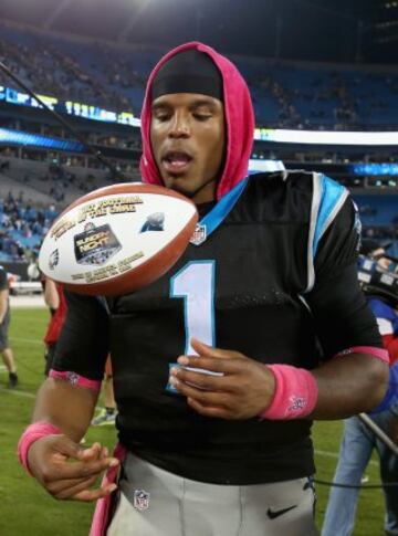  Cam Newton fue elegido el MVP del partido. Podemos ver como juega con el balón conmemorativo.