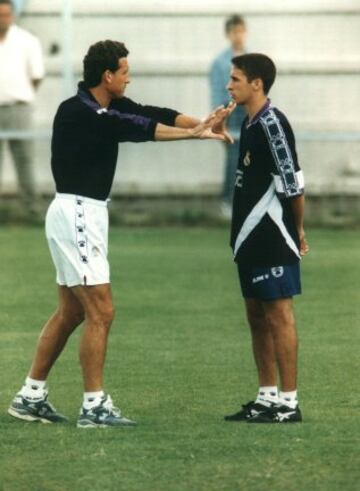 Fue campeón del mundo con Argentina en el Mundial de México 1986. Entrenó al Real Madrid en la temporada 94/95 bajo el mandato de Ramón Mendoza. Ganó con el Real Madrid la Liga de 1995. En la imagen Valdano dando instrucciones a Raúl durante un entrenamiento. 
