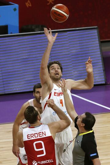 Pau Gasol disputando un balón con  Semih Erden.