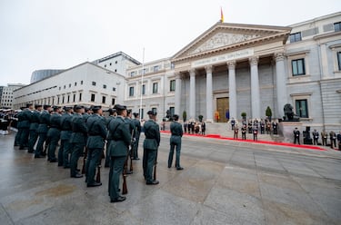 Efectivos de la Guardia Civil desfilan durante el acto de izado solemne de la Bandera Nacional con motivo del Día de la Constitución, en el Congreso de los Diputados.