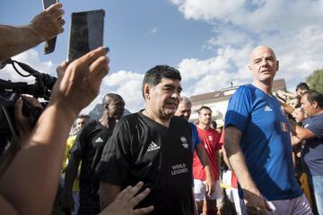 El exjugador argentino Diego Armando Maradona  y el presidente de la FIFA, el suizo Gianni Infantino