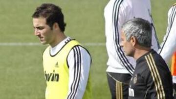 <b>YA HAN HABLADO. </b>Mourinho tuvo una conversación con Higuaín para decirle que no quiere su marcha.