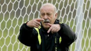 El seleccionador Vicente Del Bosque dirige un entrenamiento de la selección de fútbol de España.