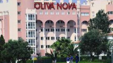 <b>EXTRAORDINARIO PARAJE. </b>Vista del Hotel Oliva Nova.