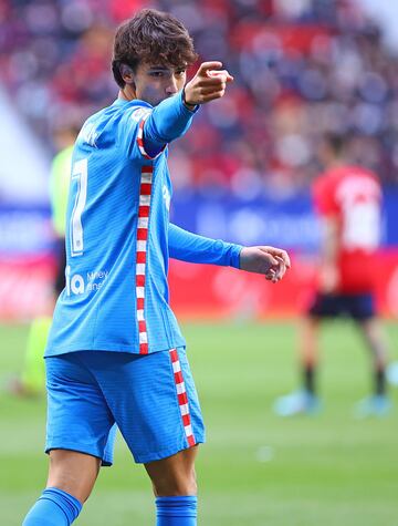 Osasuna - Atlético de Madrid: Se quejó Sergio Rico de una posible falta cuando salía a despejar de puños el esférico, pero el árbitro dijo que no hay nada y el portugués remató a placer dentro del área para poner por delante a los rojiblancos.
