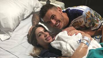 Lucas Hern&aacute;ndez con su pareja, Amalia Lorente, y con su primer hijo reci&eacute;n nacido, Mart&iacute;n el 1 de agosto de 2018