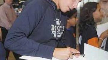 <b>ÍDOLO. </b>Erika Villaecija, en el aeropuerto de El Prat junto a las nadadoras del club al que pertenece, el CN L'Hospitalet.