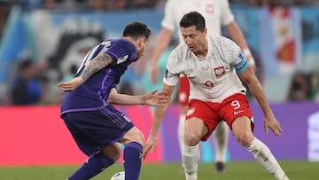 GR3009. DOHA (CATAR), 30/11/2022.-   Robert Lewandowski (d) de Polonia disputa un balón con Lionel Messi de Argentina hoy, en un partido de la fase de grupos del Mundial de Fútbol Qatar 2022 entre Polonia y Argentina en el Estadio 974 en Doha (Catar). EFE/Juan Ignacio Roncoroni
