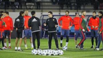 Gary Neville, en el entrenamiento en Paterna.