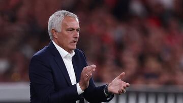 Soccer Football - Primeira Liga - Benfica v Rio Ave - Estadio da Luz, Lisbon, Portugal - September 23, 2025 Benfica coach Jose Mourinho reacts during the match REUTERS/Pedro Nunes