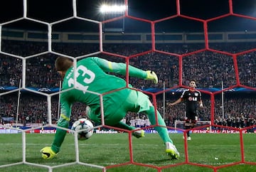 Oblak deteniendo uno de los penaltis de la tanda de ovtavos de final contra el Bayer Leverkusen.