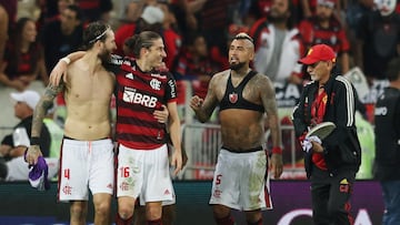 Soccer Football - Copa Libertadores - Quarter Finals - Second Leg - Flamengo v Corinthians - Maracana, Rio de Janeiro, Brazil - August 9, 2022 Flamengo's Filipe Luis and Arturo Vidal celebrate after the match REUTERS/Sergio Moraes